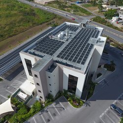 Zonnepanelen op het dak van een gebouw door Richie Quintyne NVEST (bron: shutterstock)