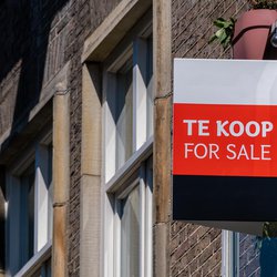 Verkoop bord op gevel door Marc Bruxelle (bron: shutterstock.com)