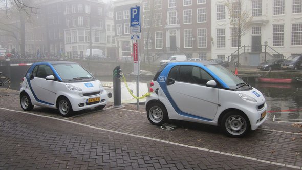 "Car2Go Amsterdam Smart ED Herengracht" (CC BY-SA 3.0) by Brbbl door Brbbl (bron: Wikimedia commons)