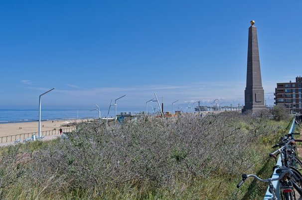 Herdenkingsnaald aan de boulevard van Scheveningen door Henk van Blijderveen (bron: Shutterstock)