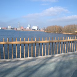 Floriadeterrein met Weerwater en Almere Centrum op de achtergrond door Noël van Dooren (bron: Noël van Dooren)