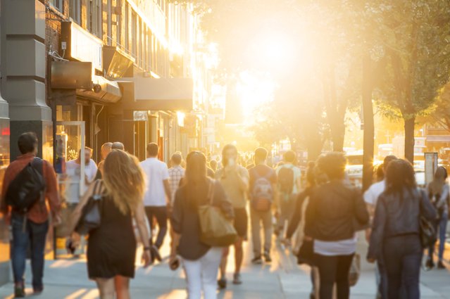 Voetgangers in stad door Ryan DeBerardinis (bron: shutterstock.com)