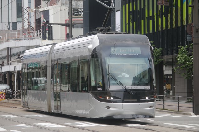 Toyama Local Railway City Tram door leap111 (bron: shutterstock)