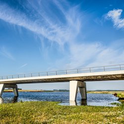 Kampen, The Netherlands, July 29, 2019: new concrete bridge across the Reevediep flood channel of the IJssel river under a blue sky on a summer morning door Frans Blok (bron: shutterstock)