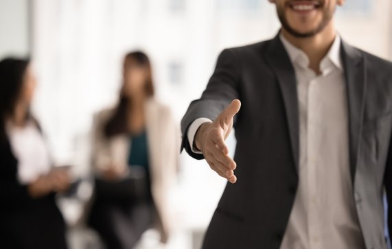 Handschuddende zakenman door AlyshaYogi (bron: Shutterstock)