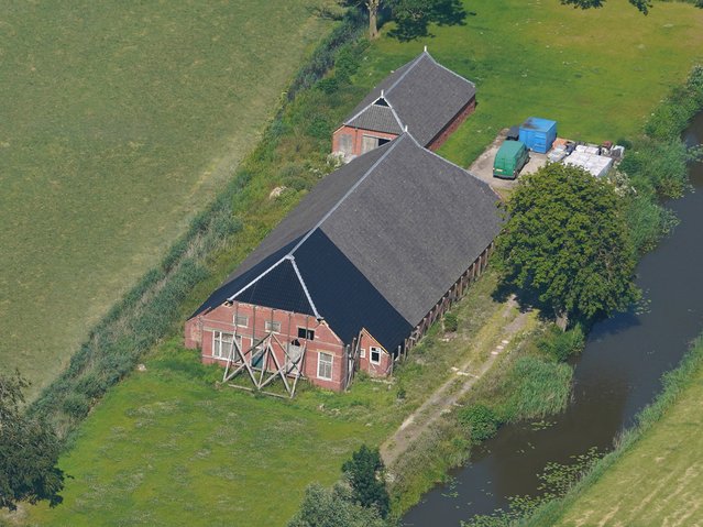 Luchtfoto van boerderij in Warffum, Groningen door Aerovista Luchtfotografie (bron: Shutterstock)