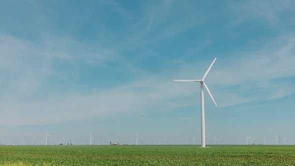 Windmolens in landschap door Matthew T Rader (bron: Unsplash)