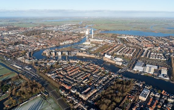 Winterse luchtfoto van de Zaan en de nieuwe Zaanbrug bij Wormerveer door Aerovista Luchtfotografie (bron: shutterstock)