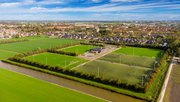 Weiland en voetbalvelden aan de rand van Waddinxveen door KiwiK (bron: Shutterstock)