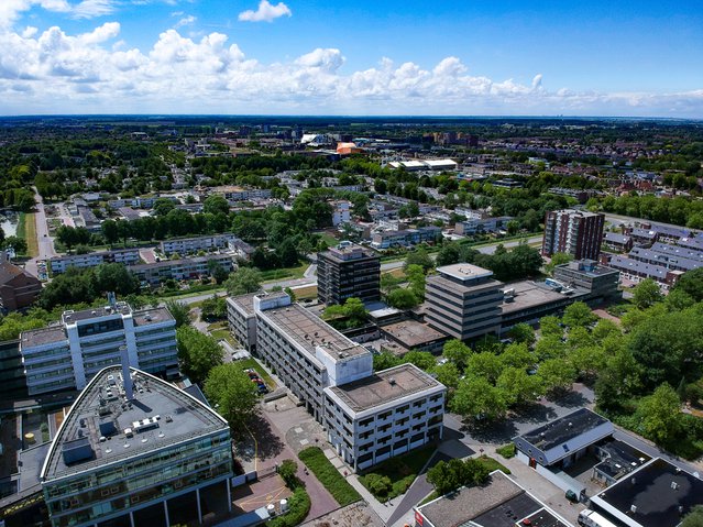 luchtfoto van winkelcentrum Lelycentre en de Zuiderzeewijk. De Zuiderzeewijk is een wijk in Lelystad en is het oudste deel van de stad. door AVenZo - Ludo de Rooij (bron: Shutterstock)