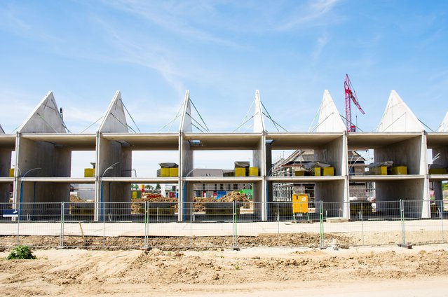 Terraced houses under construction in Nijmegen, Netherlands door Marcel Rommens (bron: Shutterstock)