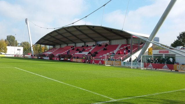 Stadion De Toekomst - Bob Haarmstribune door Joris van Rooden (bron: Wikimedia Commons)