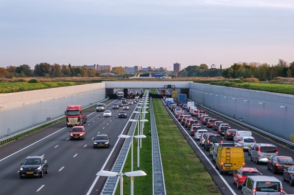 Snelweg die leidt onder een groene brug en aquaduct van een natuurreservaat, dicht bij Rotterdam Nederland door Frank Cornelissen (bron: Shutterstock)