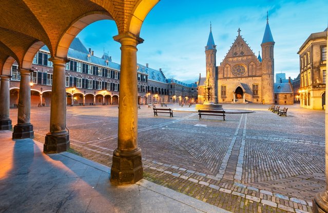 Het plein van het Binnenhof, Den Haag door Sean Pavone (bron: shutterstock)