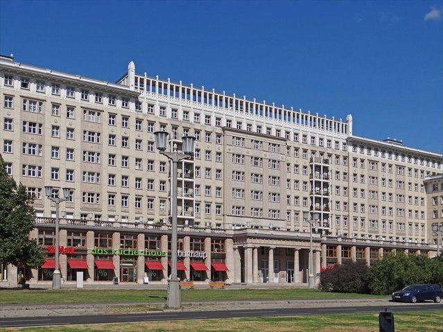 Karl-Marx-Allee door Jean-Pierre Dalbéra (bron: Wikimedia Commons)