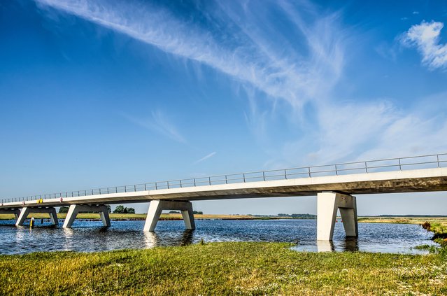 Kampen, The Netherlands, July 29, 2019: new concrete bridge across the Reevediep flood channel of the IJssel river under a blue sky on a summer morning door Frans Blok (bron: shutterstock)