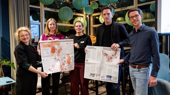 Aanbieding Inspiratiekaart, met vlnr Indira van 't Klooster, Daphne Bouman, Ivonne Vliek, Francesco Veenstra en Pim Kupers door Lize Kraan (bron: AORTA)