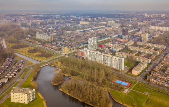 Luchtfoto van Groningse wijk Vinkhuizen uit 2019 door Rudmer Zwerver (bron: Shutterstock)