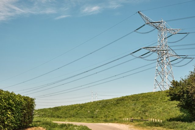 energielandschap in Zeeland met powerline toren door VeugerStock (bron: Shutterstock)