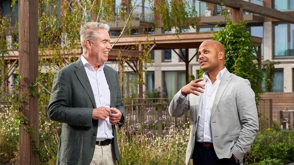 Patrick Joosen (links) en Niraj Sewraj (rechts) bij het nieuwe, groene woongebied Proeftuin Erasmusveld in Den Haag. Met de PPS, Ontwikkelcombinatie Wateringse Veld, werkt BPD hier samen met de gemeente Den Haag aan circa 370 woningen. door Raymond de Vries (bron: BPD)