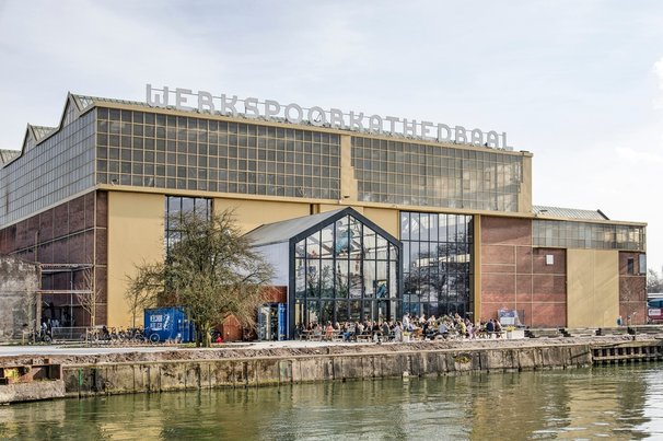 Cafe in Werkspoor Kathedraal in Utrecht door Frans Blok (bron: Shutterstock)