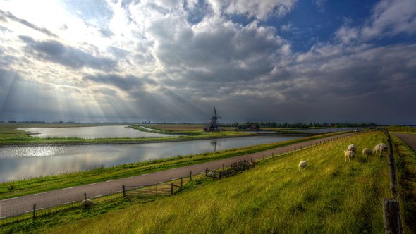 Windmolen op Texel rond water door EvgeniT (bron: Pixabay)