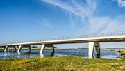 Kampen, The Netherlands, July 29, 2019: new concrete bridge across the Reevediep flood channel of the IJssel river under a blue sky on a summer morning door Frans Blok (bron: shutterstock)