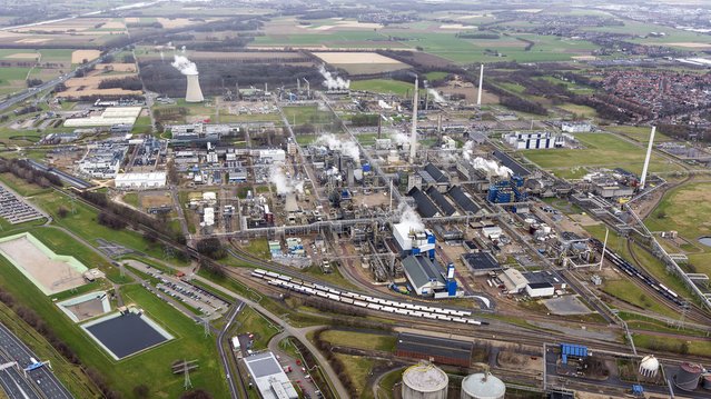 Luchtfoto petrochemische fabriek in Geleen, Limburg door Aerovista Luchtfotografie (bron: Shutterstock)