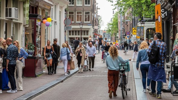 Drukke straat, Amsterdam door Wolf-photography (bron: shutterstock)