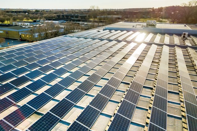 Zonnepanelen op bedrijfsdaken door Bilanol (bron: Shutterstock)