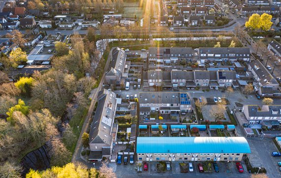 Luchtfoto van woonwijk in Waalwijk door Alseenrodelap.nl - Elco (bron: shutterstock)