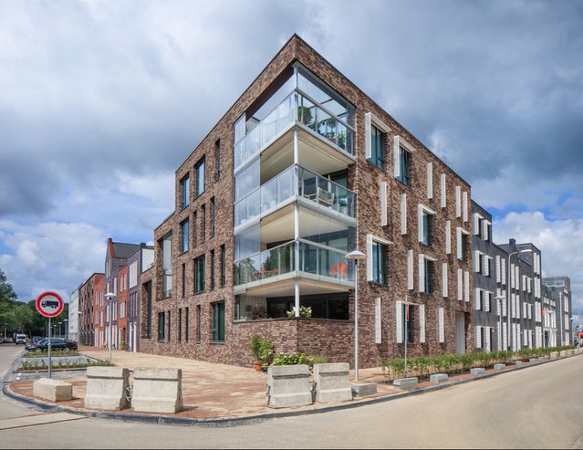 UTRECHT-JULY 25, 2017. Modern apartment building on a corner. House prices are rising at an accelerating pace in the Netherlands, due to strong demand and inadequate housing supply. door TonyV3112 (bron: Shutterstock)