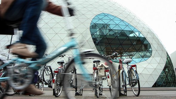 eindhoven door Hannepeer3 (bron: Fietsen door Strijp S)