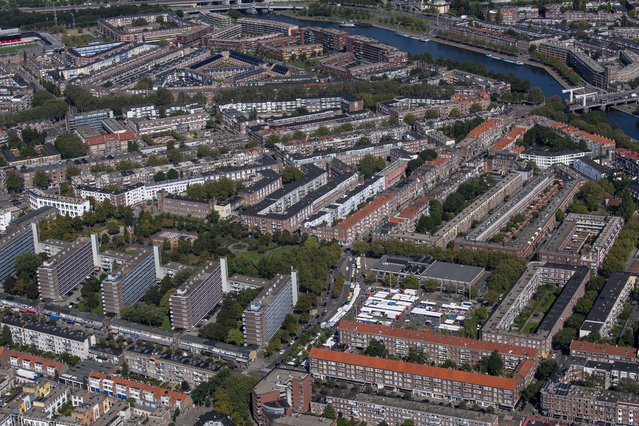 Luchtfoto met flats en plein door Jan van der Ploeg (bron: Jan van der Ploeg)
