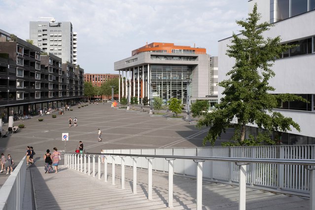 Plein 1992 plein met het 'Centre Ceramique', een openbare bibliotheek in Maastricht met meerdere expositieruimtes, gezien vanaf de trappen van de Hoge Brug door Henk Vrieselaar (bron: Shutterstock)