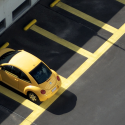 Auto op parkeerplaats -> Photo by Raban Haaijk on Unsplash door Raban Haaijk (bron: Unsplash)