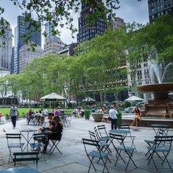 "Bryant Park Spring" (CC BY-SA 2.0) by john.gillespie door John Gillespie (bron: Flickr)