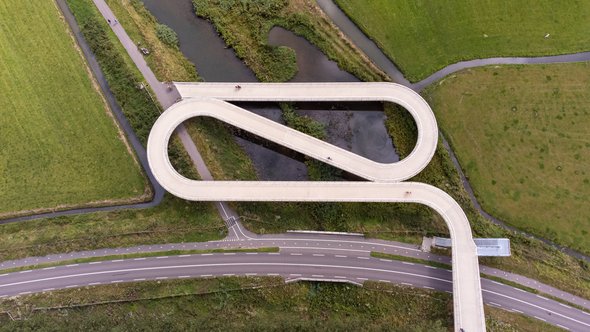 Brug over Amsterdams Rijn Kanaal door MyStockVideo (bron: Shutterstock)
