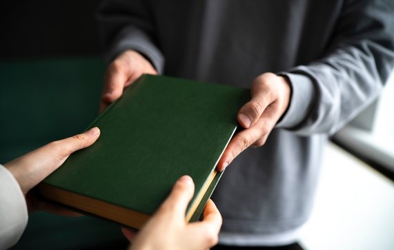 Het delen van een boek door Mike_shots (bron: Shutterstock)