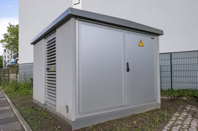 Transformatorstation in een woonwijk door Canetti (bron: Shutterstock)
