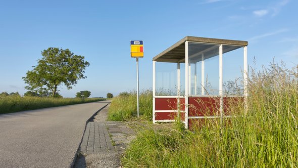 Busstop op het platteland door Harry Wedzinga (bron: Shutterstock)