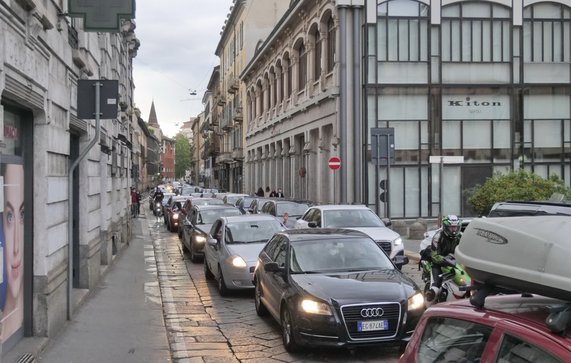 Verkeer in de binnenstad van Milaan door Luca Ponti (bron: Shutterstock)