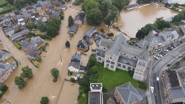 ROCHEFORT, BELGIUM - JULY 13, 2021: Drone view of some streets and houses heavily damaged from the historic floods in Rochefort, Belgium in July 2021-min door Great Pics - Ben Heine (bron: shutterstock)