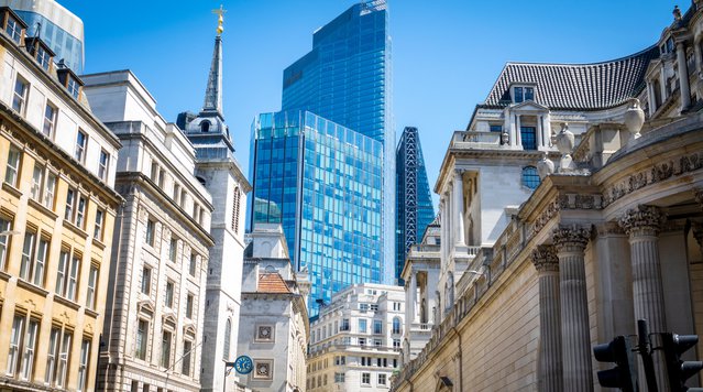 Looking up at City of London buildings, old and new door Willy Barton (bron: Shutterstock.com)