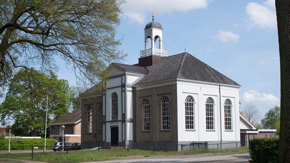 Kerk langs het kanaal van Schoonoord door Arjen de Ruiter (bron: Shutterstock)