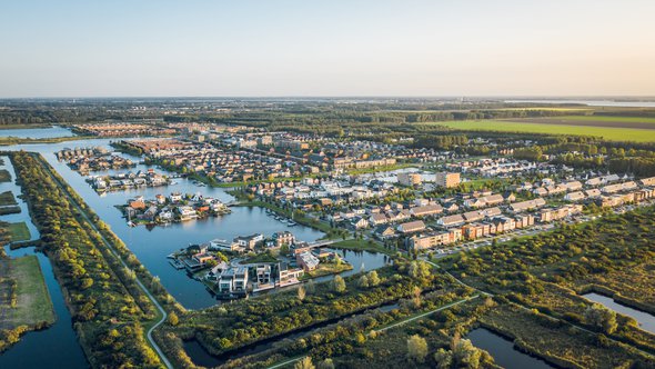 Woonwijk in de Noorderplassen, Almere door Pavlo Glazkov (bron: shutterstock.com)