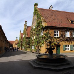 Fuggerei (Augsburg) door Gerd Eichmann (bron: Wikimedia Commons)