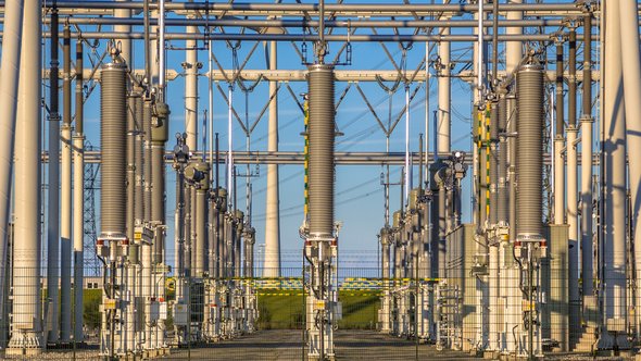 Nieuw modern hoogspanningsstation door Rudmer Zwerver (bron: Shutterstock)