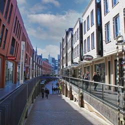 Nijmegen (Marikenstraat), Netherlands - February 27. 2022: View on pedestrian shopping street with people on sunny winter day door Ralf Liebhold (bron: Shutterstock)