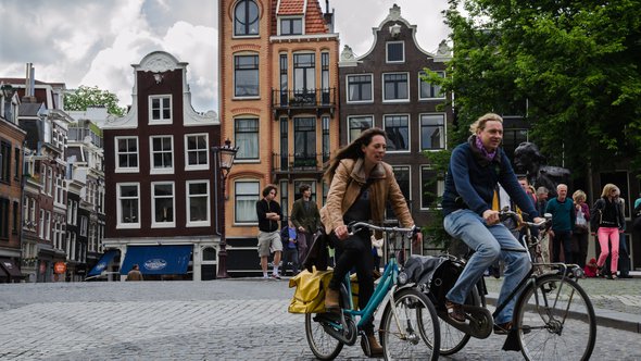 Mensen Amsterdam straat - Wikimedia Commons door Alfredo Borba (bron: Wikimedia Commons)